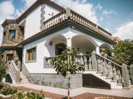 Villa Cervantes Sonnenland con piscina privada climatizada, дом для отпуска в городе Маспаломас