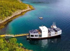 Volda Floating Home, villa i Kvaløya