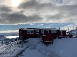 Isi4u apartments, snowmobile and dogsled, hotel v Sisimiutu