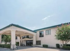 Super 8 by Wyndham Fort Worth Downtown South