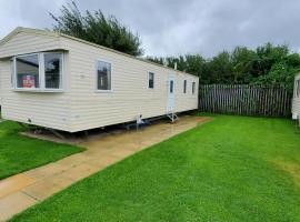 Viesnīca pie pludmales Cosy caravan in Rhyl North Wales pilsētā Rila