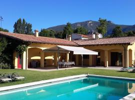 Idyllic guest wing of villa, prázdninový dům v destinaci Sales del Llierca