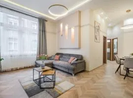 Amora Homes 3 bedrooms bright flat in the heart of the city -FREE PARKING Need Reservation