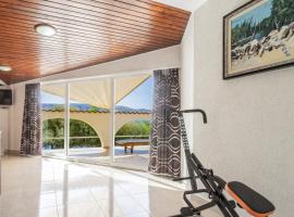 Galapagus privat beach & boat dock, appartement in Metajna