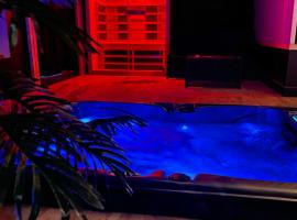 La suite Grenoble spa jacuzzi et sauna privatif, love hotel in Grenoble