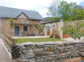 Gîte Auberoques Aveyron- maison indépendante- classée 3 étoiles, hotel económico em Les Fonds