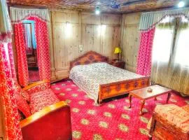 Raja's Palace Houseboat - Kashmir