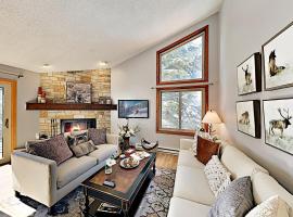 Lakeview Townhome Unit A5, hotel i Avon
