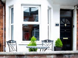 Cheerful 2 bedroom house in the heart of Belfast, hotel en Belfast
