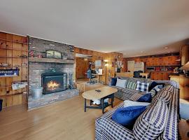 Island Forest Retreat, feriebolig i West Tisbury