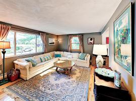 Bay Pointe Bungalow, hotel em East Falmouth