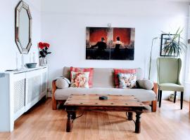 Victoriana Apartment - Private Balcony, hotel in Stratford-upon-Avon