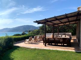 Villa Blu - con vista e accesso privato sul mare, hotel with parking in Villasimius