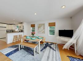 Modern Beach & Town Getaway, toegankelijk hotel in Falmouth