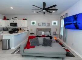 Pet Friendly Modern Zen Studio Retreat with Hot Tub! home