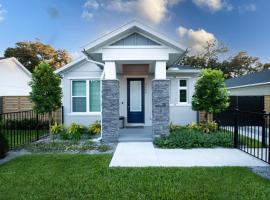 Newly Constructed Modern Pet Friendly Zen Home with Private Home Theater & Hot Tub! home, holiday home in Orlando