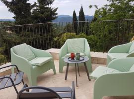Callian: lumineux duplex avec terrasse et vue, hotel in Callian