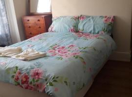 Airport Guest House M22, vacation home in Manchester