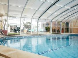 Dii Beach House - Casa de Férias com piscina interior aquecida, sumarhús í Torres Vedras