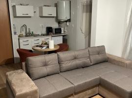 Appartement de 2 chambres dans résidence calme، فندق في Combs-la-Ville