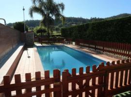 Casa con piscina entorno rural, hotel económico em Pontevedra