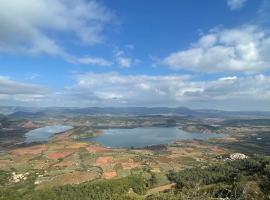 Villa Salagou - Vue sur le lac - Liausson 34800 - 6-8 pers - 100m2, hotel in Liausson