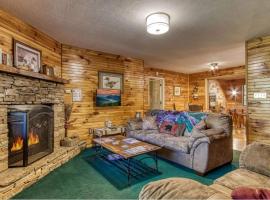 Sunset Ridge Cabin, hotel with parking in Pigeon Forge