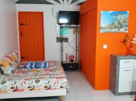 Bungalow charmant à Petit-Bourg avec jardin privatif, ξενοδοχείο σε Petit-Bourg