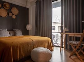 The Brown Hotel、クラビタウンのホテル