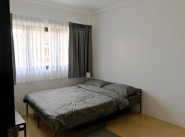 เจริญพาณิชย์ รูมส์, hotel with parking in Pathum Thani