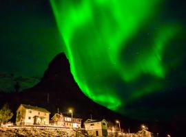 Most photographed house in Reine, family hotel sa Reine