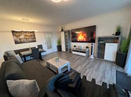 Relax-Apartment mit Indoor-Pool, Sauna, Massagesessel und Netflix, hotell i Schonach