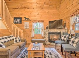 Rustic Rothbury Cabin with Resort Amenity Access!, hotel con estacionamiento en Rothbury