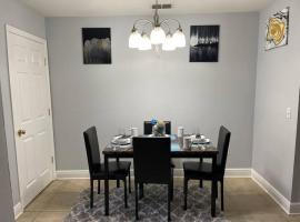 Cheerful 3-bedrooms with free parking on premises, hytte i Tallahassee