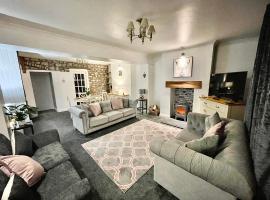 Traditional cosy PET FRIENDLY cottage by the canal, holiday home in Cwm-brân