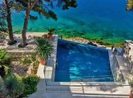 Luxury Beachfront Villa Palazzo di Mare with private heated pool and staff at the beach on Brac island - Sumartin