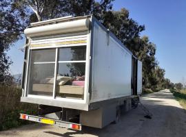 Luxury caravan truck in the Golan Heights, hotel v destinaci Bruchim Qela' Alon