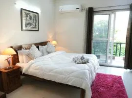 Lime Tree Luxurious 3BHK Serviced Apartment Near Medanta