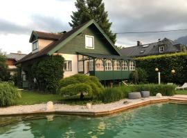 Haus mit Sauna und Badeteich in Anif bei Salzburg, hotel cerca de Zoo de Salzburgo, Anif