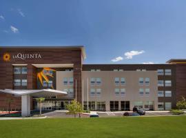 La Quinta Inn & Suites by Wyndham San Antonio Seaworld LAFB, hotel near Rivercenter Mall, San Antonio