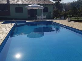 Casa de Campo "Recanto Céu Azul", Hotel mit Pools in Guararema
