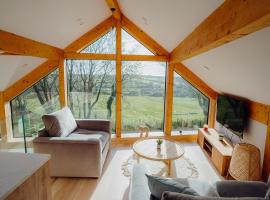 Beavers Lodge. Luxury Property with Hot Tub, cabin in Tenby