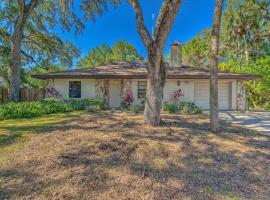 Canalfront Homosassa Escape with Private Dock!, hotel perto de Yulee Sugar Mill Ruins Historic State Park, Homosassa