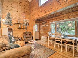 새러낵 레이크에 위치한 호텔 Pet-Friendly Adirondack Cabin with On-Site Lake