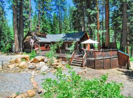 Tahoe Vista Cabin with Deck 1 Mi to Kings Beach!, cabana o cottage a Tahoe Vista