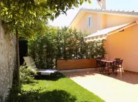 MillyHolidays - Apartment Lillà in the Center with Private Garden and Spa Pool