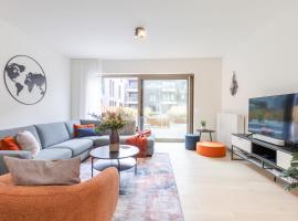 Brand new holiday home with high-end finishing and private parking space, at a stone's throw from the beach, hytte i Oostende