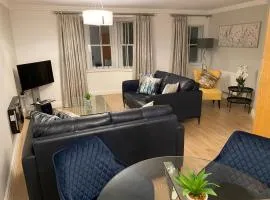 GS - Luxury, modern town centre, 2 beds, free parking for one vehicle