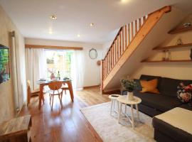 Cheerful Two-Bedroom Residential Home, hotel with parking in Oxford
