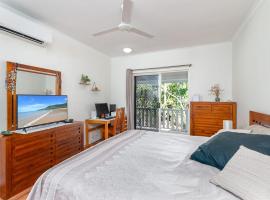 Modern 2 bedroom townhouse - Four Mile Beach Escapes、ポートダグラスのホテル